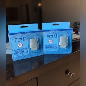 Mrs. Meyer's Clean Day Plug-In Scented Oil Diffuser Kit - Light Blue Packaging